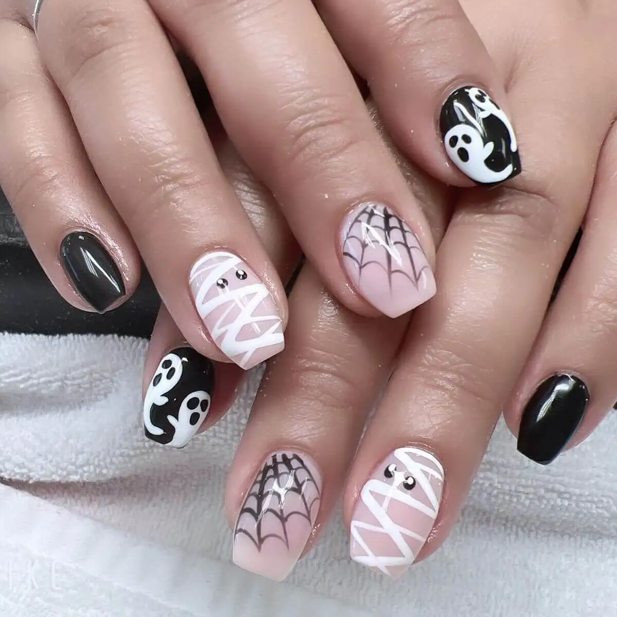 Uñas con fantasmas para Halloween.