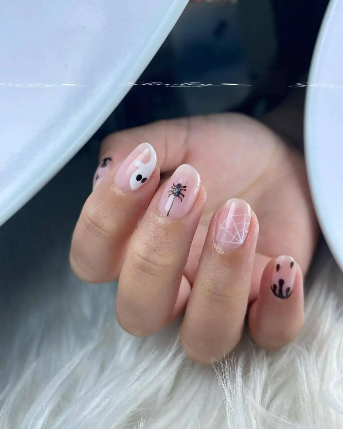 Uñas con arañas para Halloween.