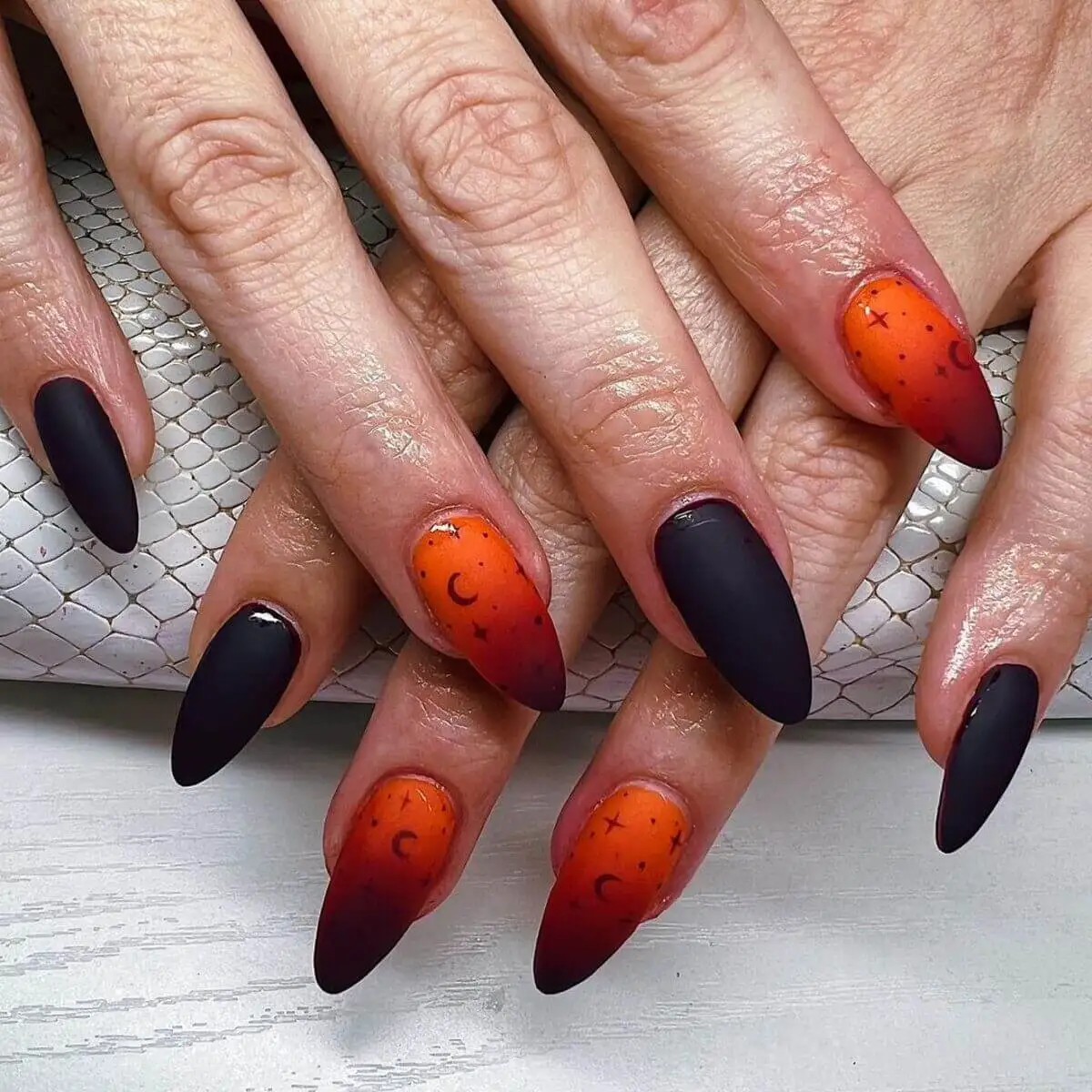 Degradado con tonos rojos.