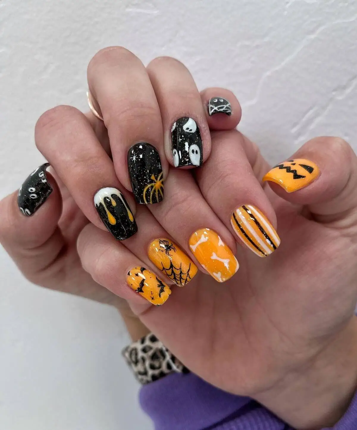 Naranja y negro.
