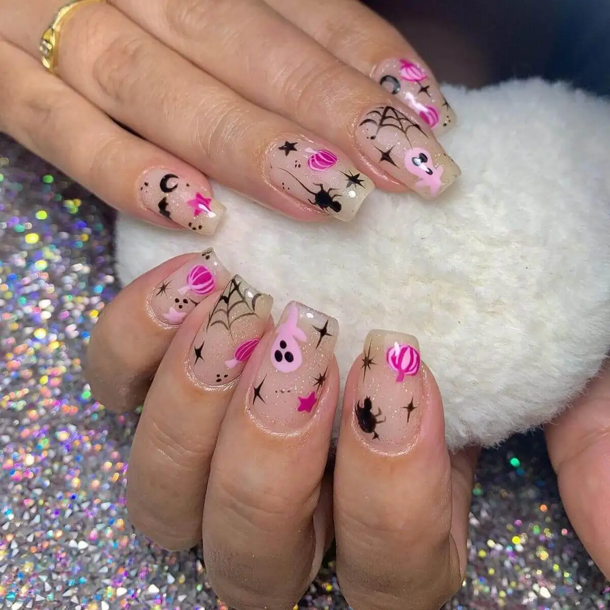 Uñas rosadas.