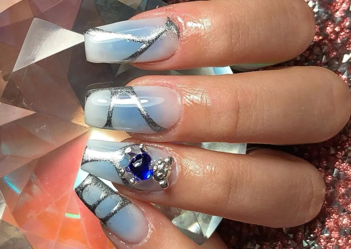 Uñas con líneas y glitter