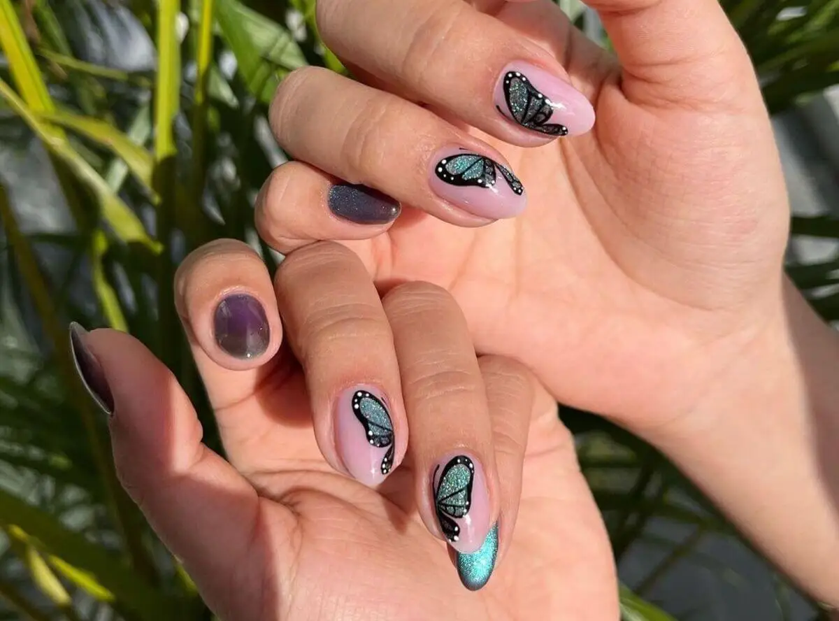 Uñas con diseño mariposa