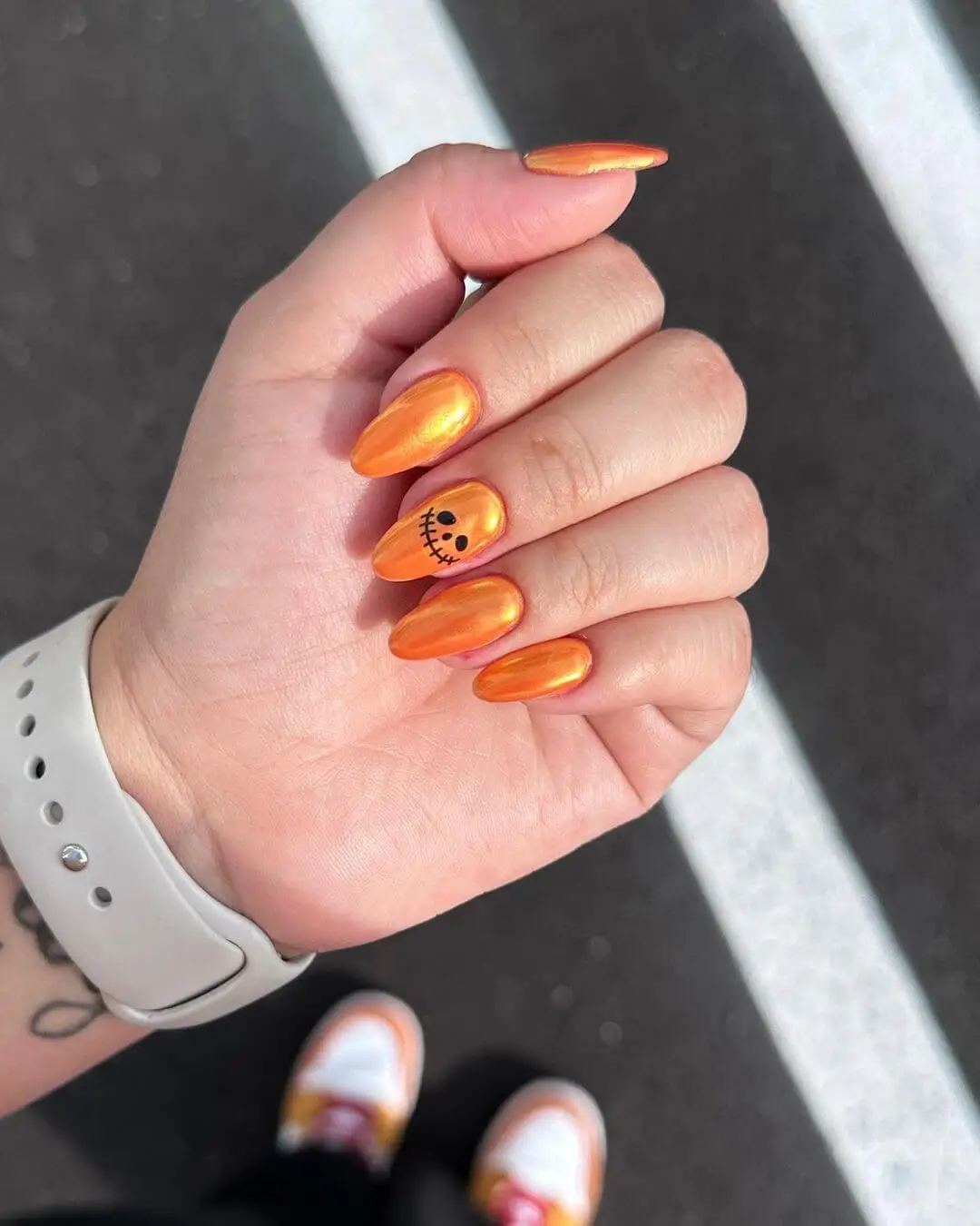 Uñas de Halloween naranjas.
