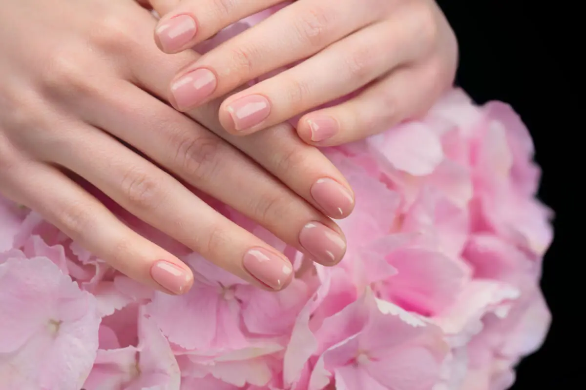 Uñas naturales para novias.