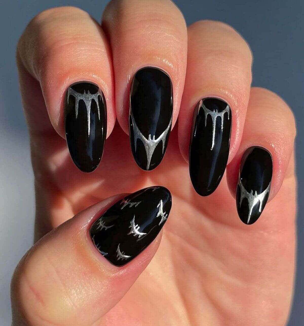Diseños de uñas negras de Halloween.