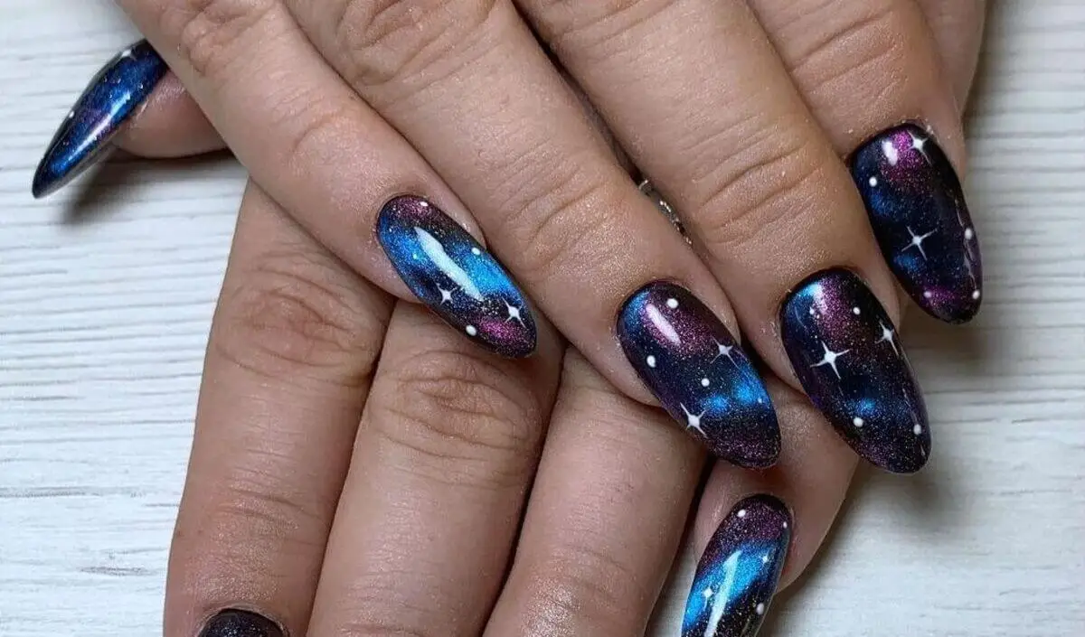 Uñas nocturnas con brillos
