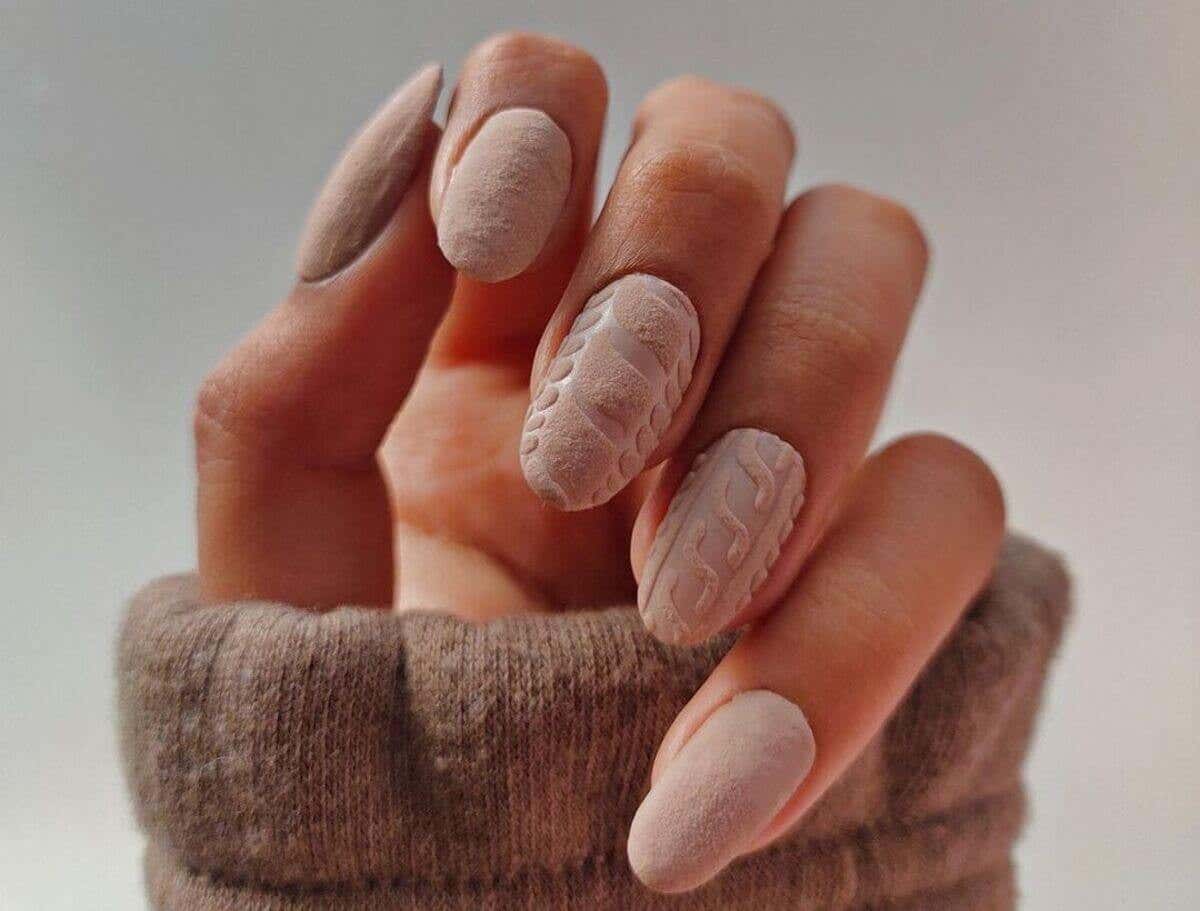 Ongles effet pull nude