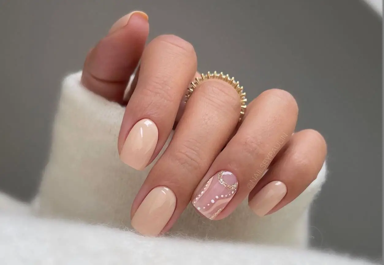 Uñas nude con glitter