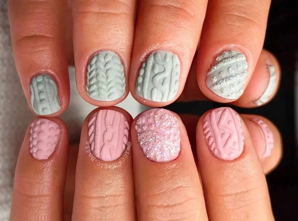 Uñas pasteles en suéter