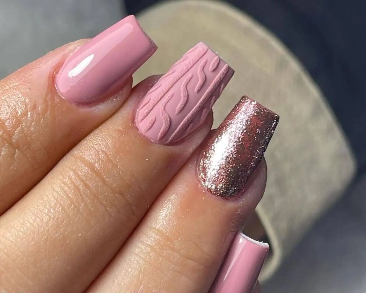 Uñas rosadas en suéter