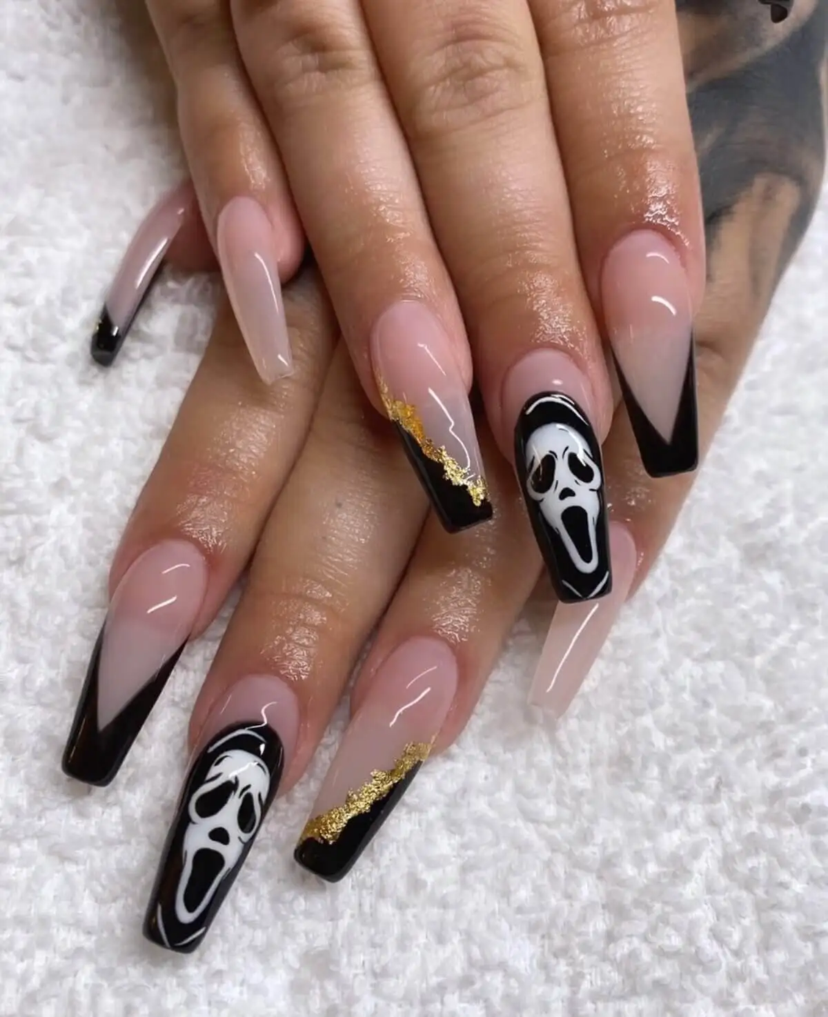 Uñas con diseño de Scream.