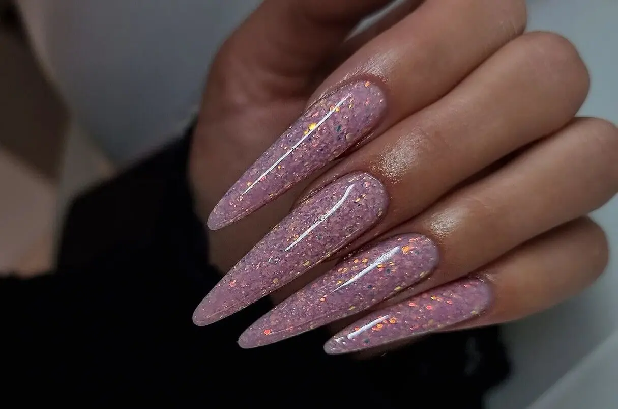 Uñas stiletto con glitter