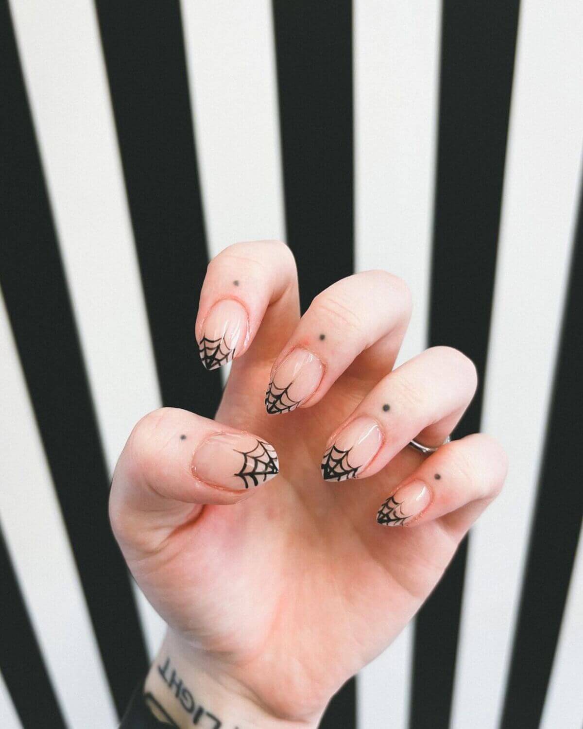 Uñas de Halloween con telarañas.