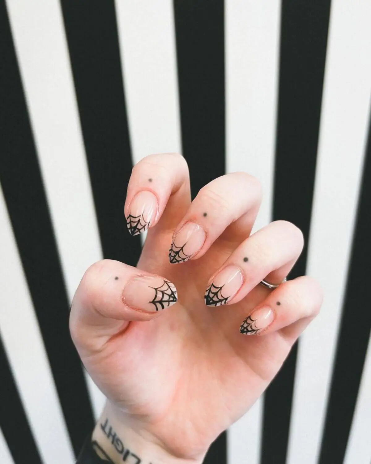 Uñas de Halloween con telarañas.