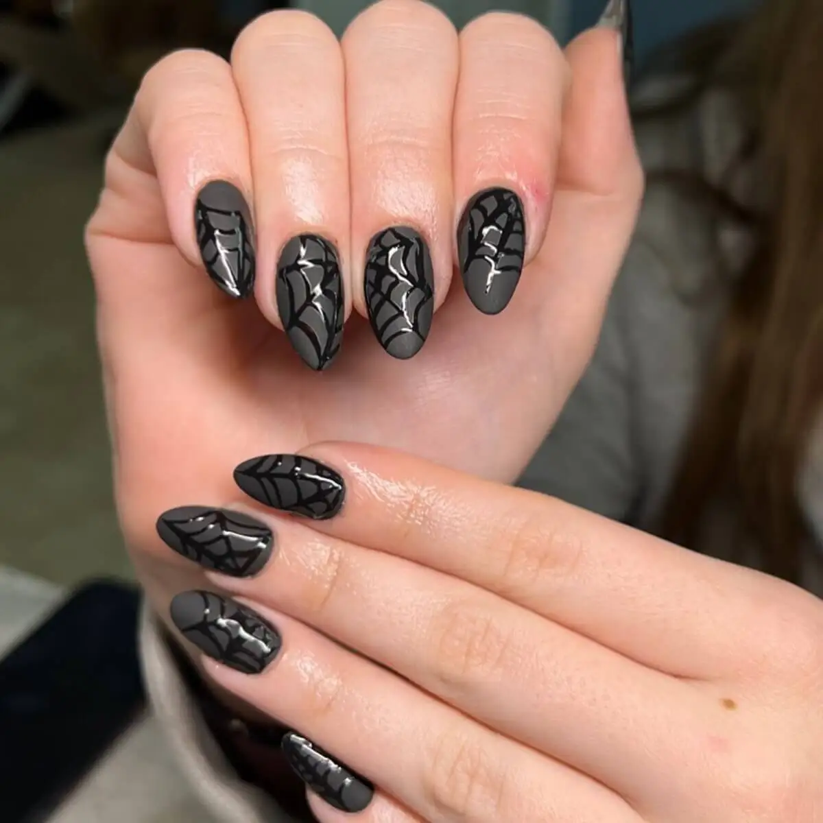 Uñas con telarañas.