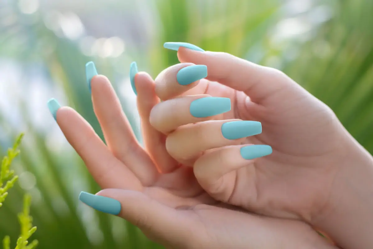 Uñas con tonos bebé.