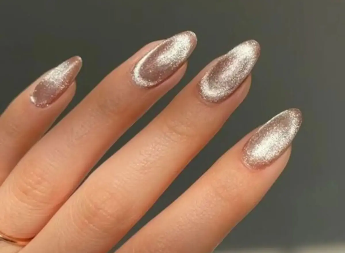 Velvet nails para novia.