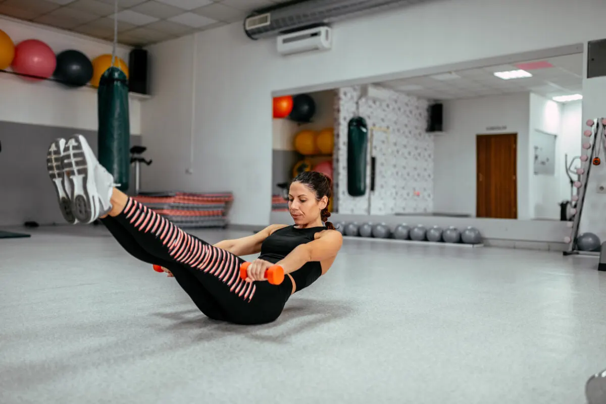 Abdominales en V, uno de los mejores ejercicios con mancuernas para fortalecer el abdomen