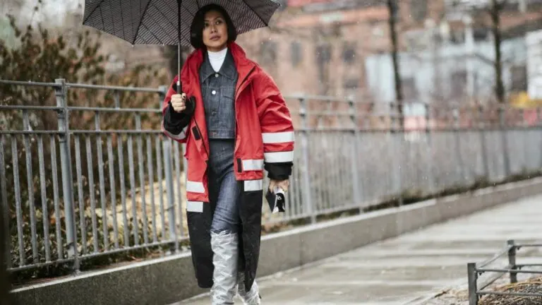 Mujer bajo la lluvia.