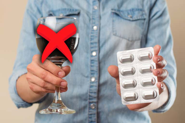 Descubre los riesgos de tomar alcohol y antibióticos