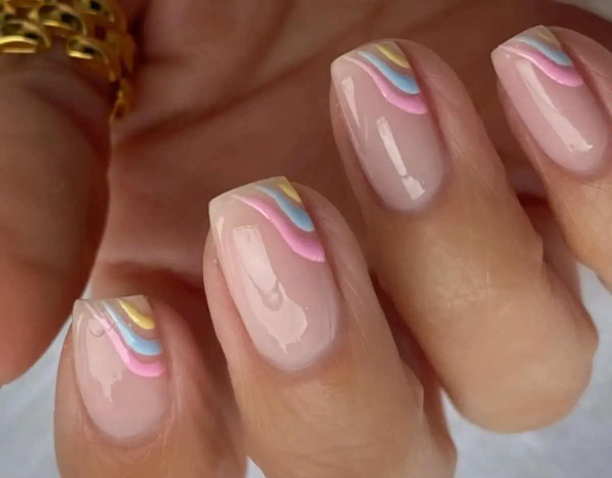 Uñas arcoíris.