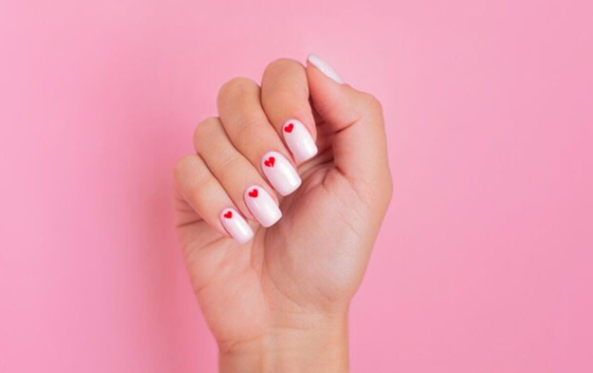 uñas pastel blancas con corazones