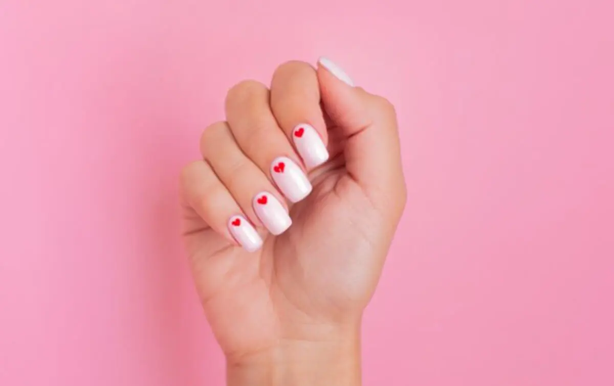uñas pastel blancas con corazones