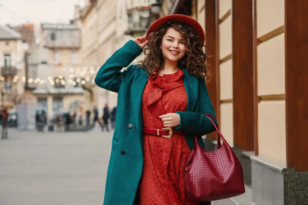 Vestido midi rojo con accesorios en degradés.