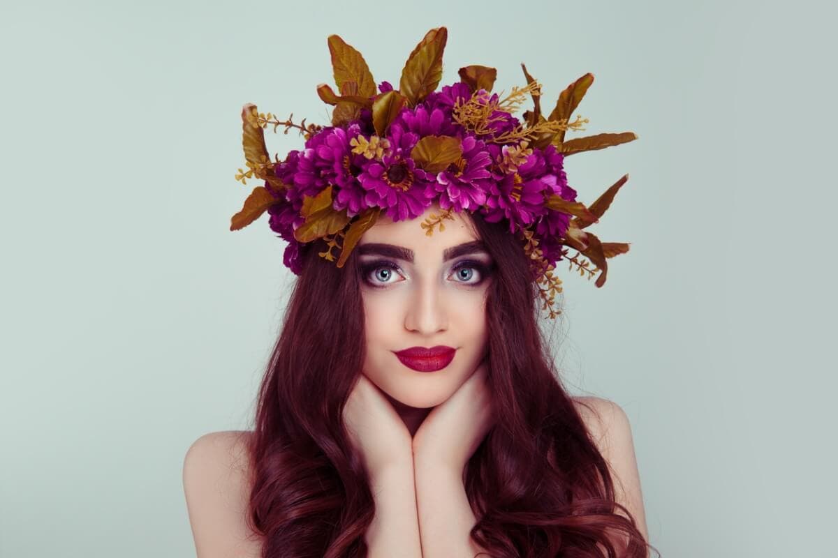 Diadema con flores artificiales.