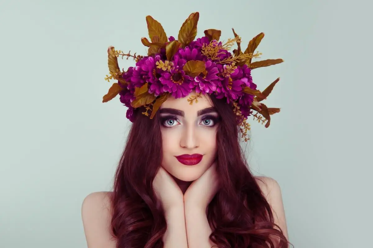 Diadema con flores artificiales.