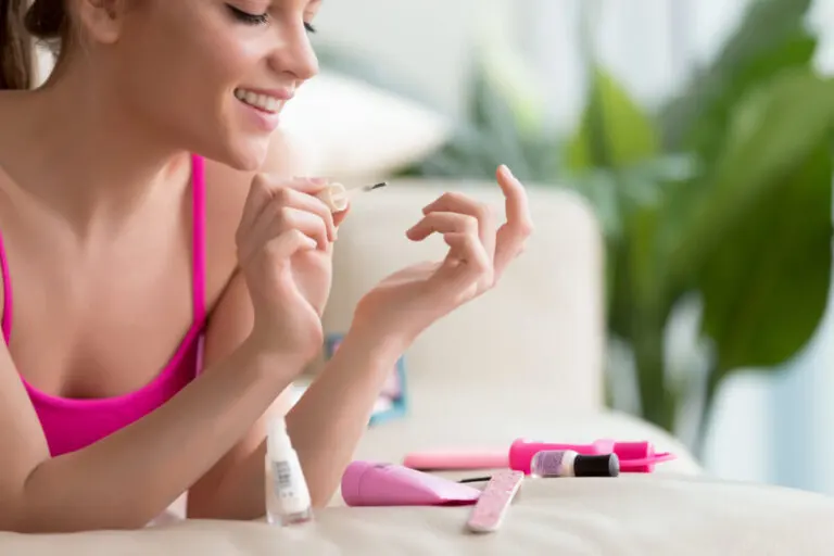 Hazte en casa la manicura francesa perfecta con estos 6 pasos