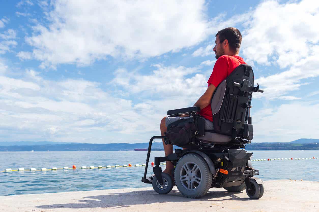 Hombre en silla de ruedas en una piscina.