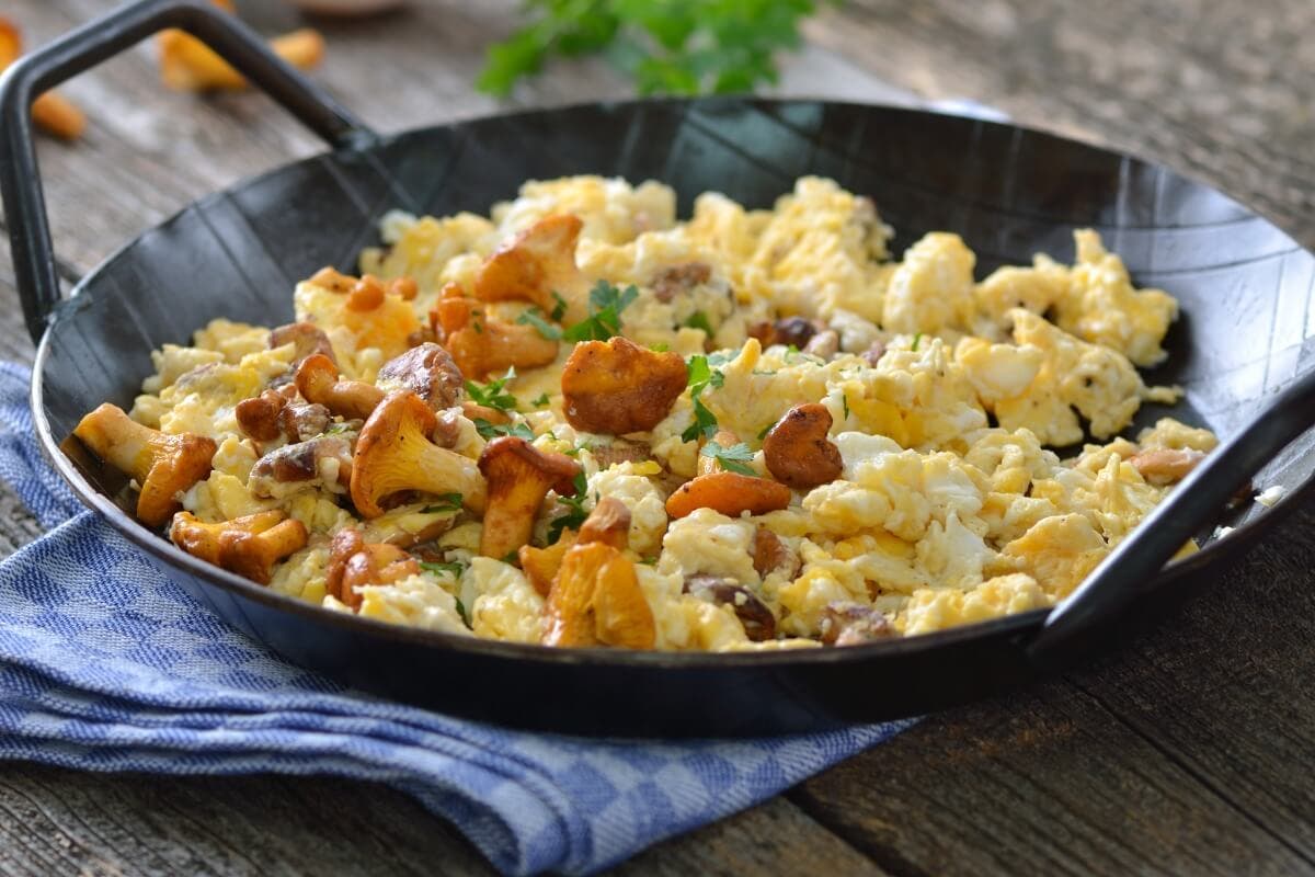 Huevos estrellados con níscalos.