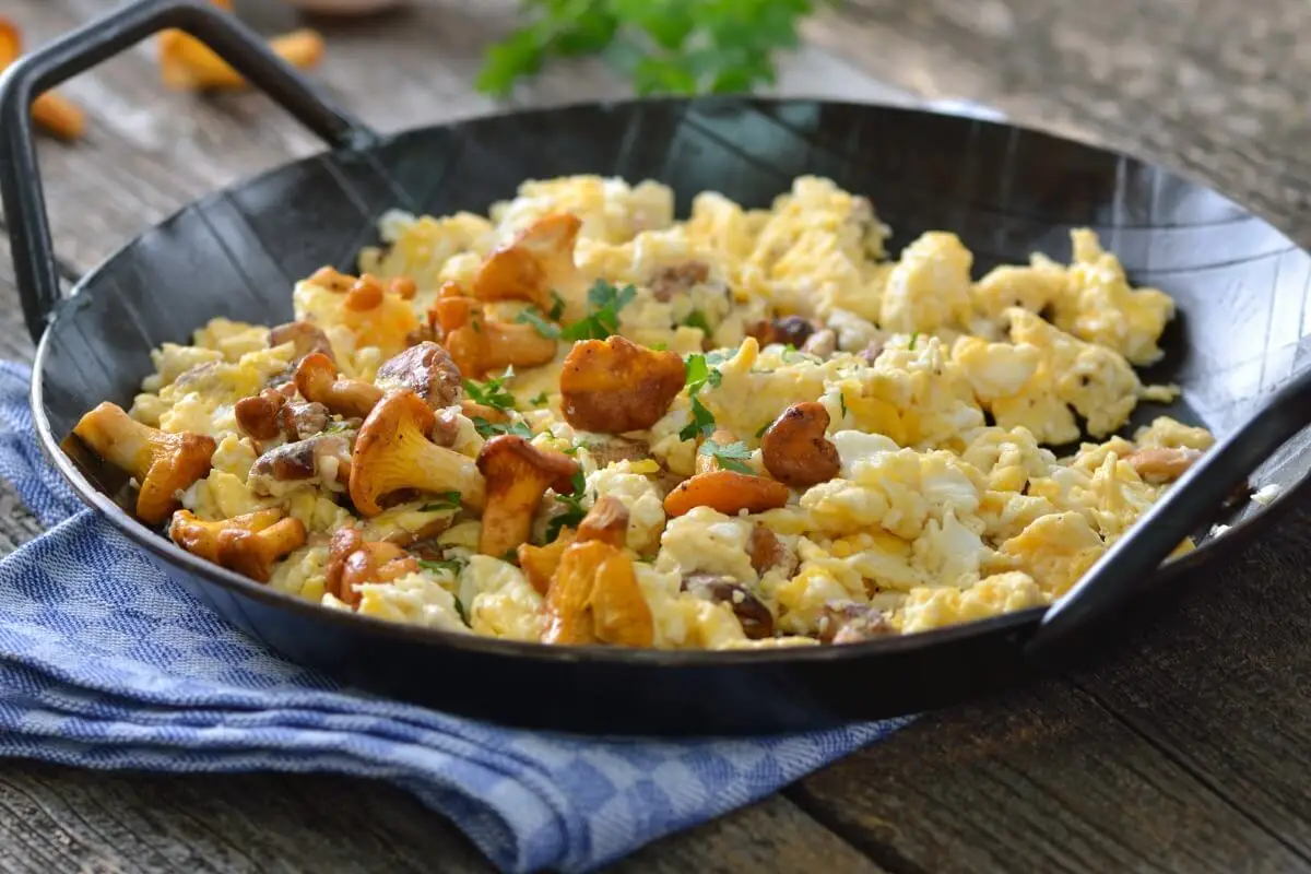 Huevos estrellados con níscalos.