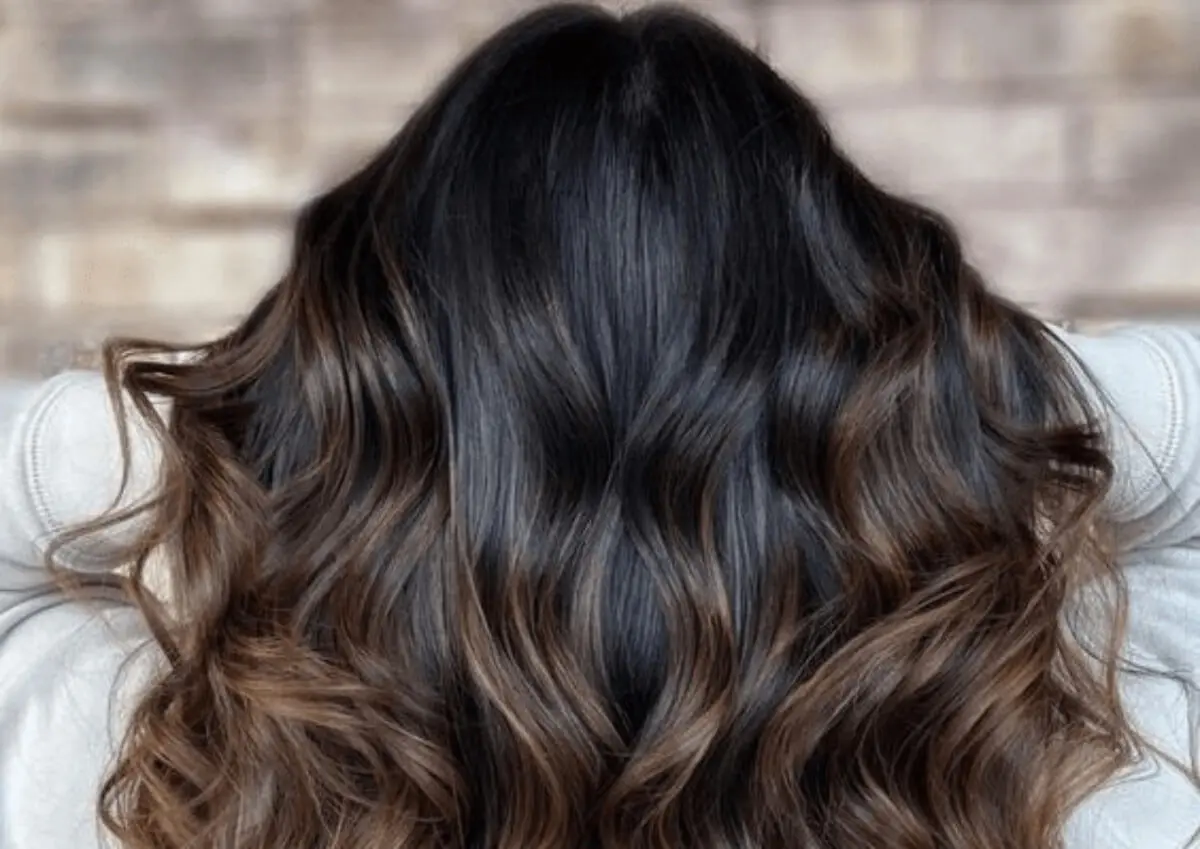 Mujer de rizos con pelo oscuro.