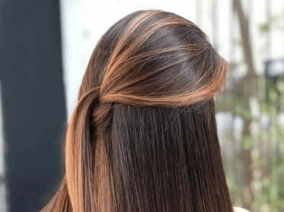 Mujer con luces en el cabello.