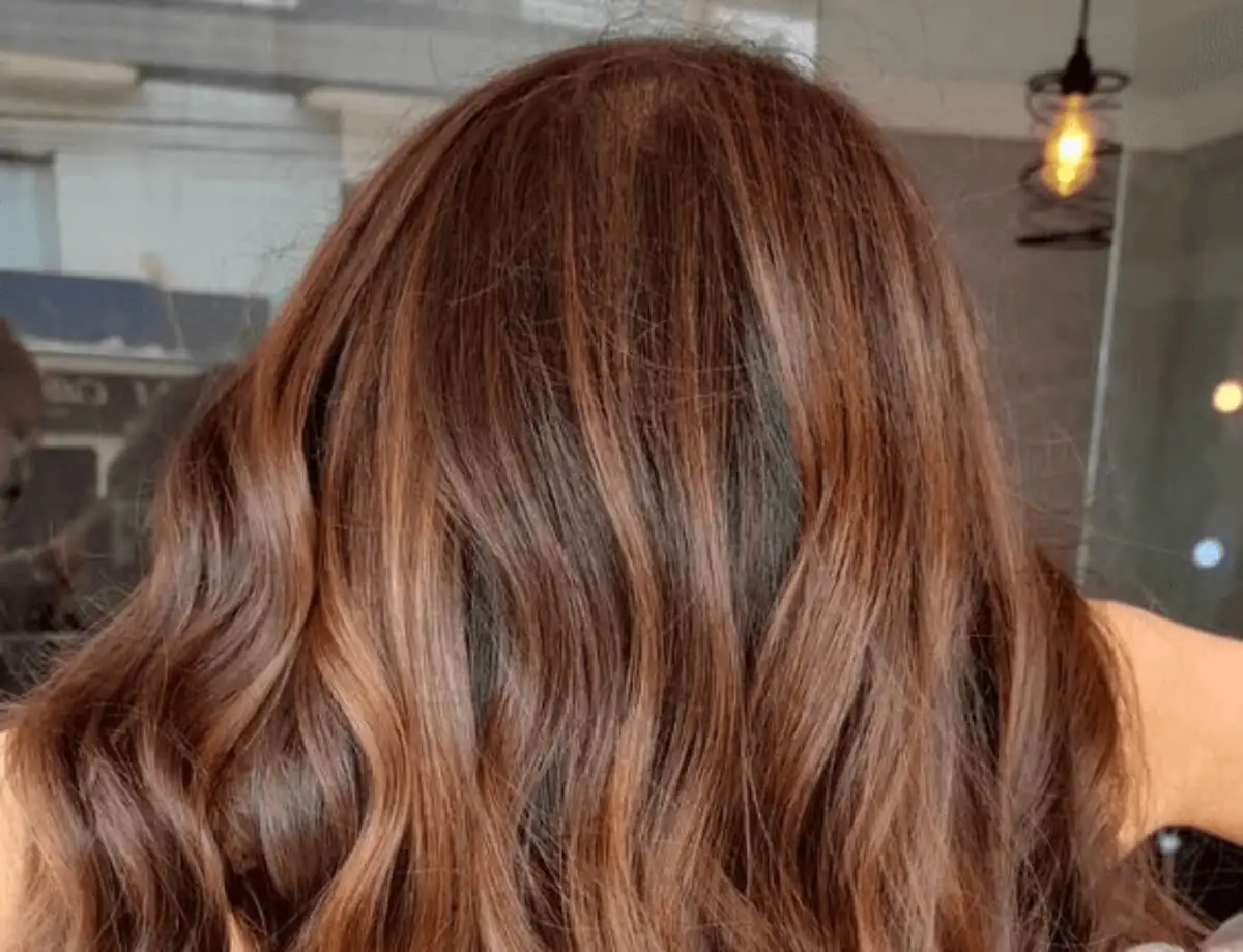 Morena iluminada en tono cobre.