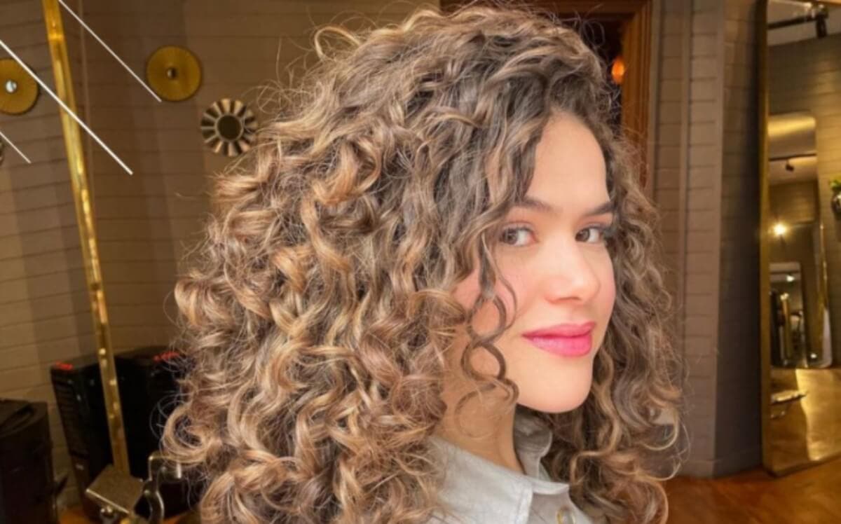 Mujer con rizos.
