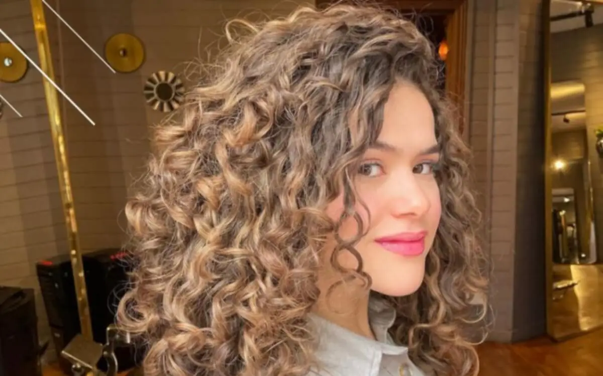 Mujer con rizos.