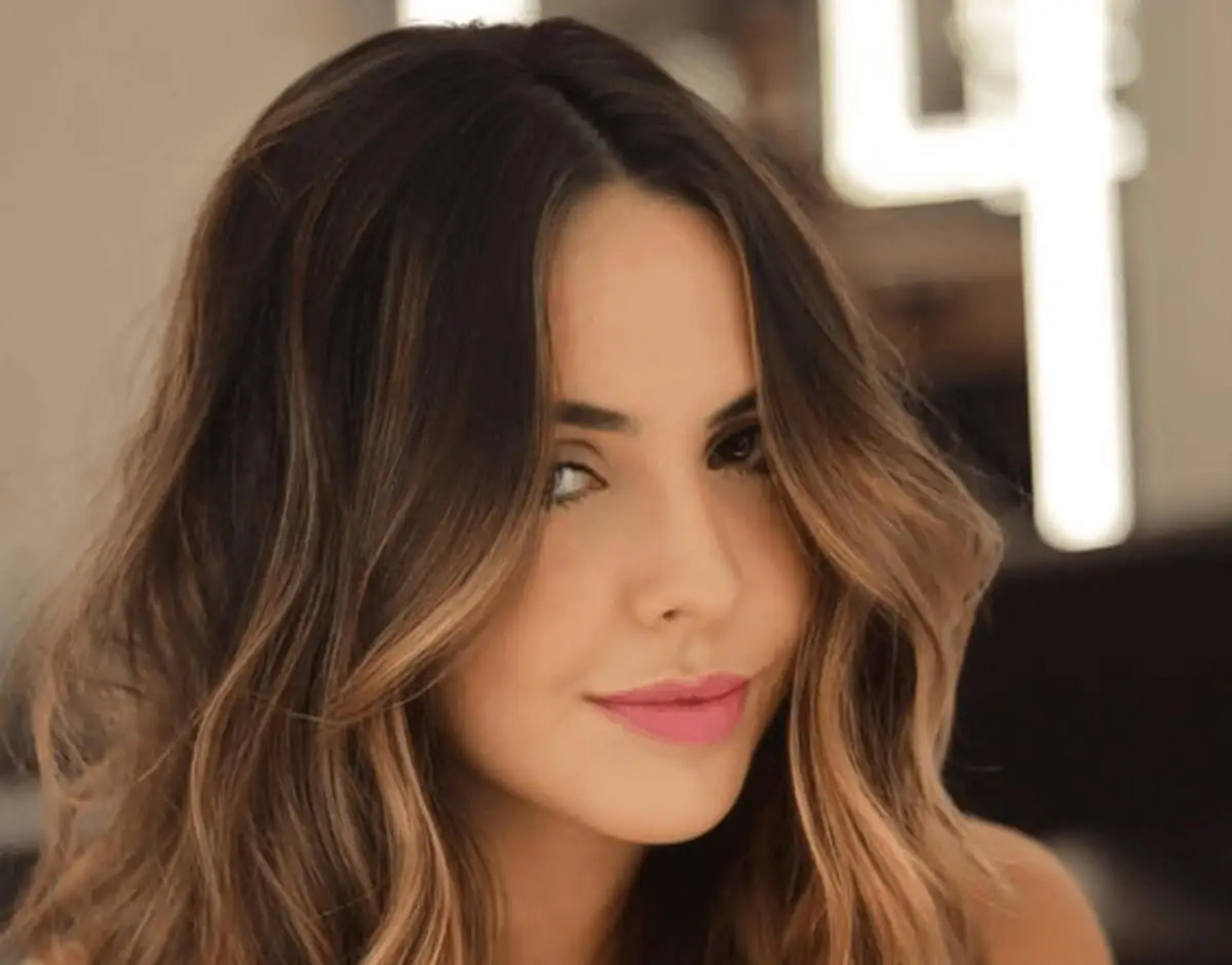 Mujer con cabello negro y tonos claros.