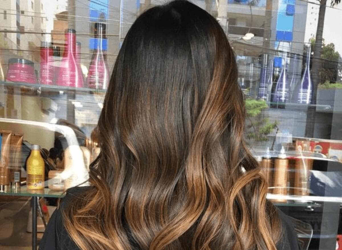 Tono de pelo caramelo.