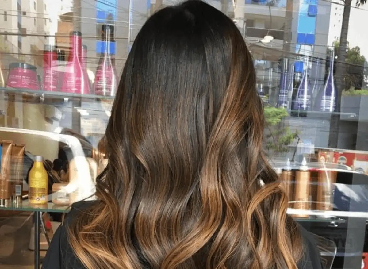 Tono de pelo caramelo.