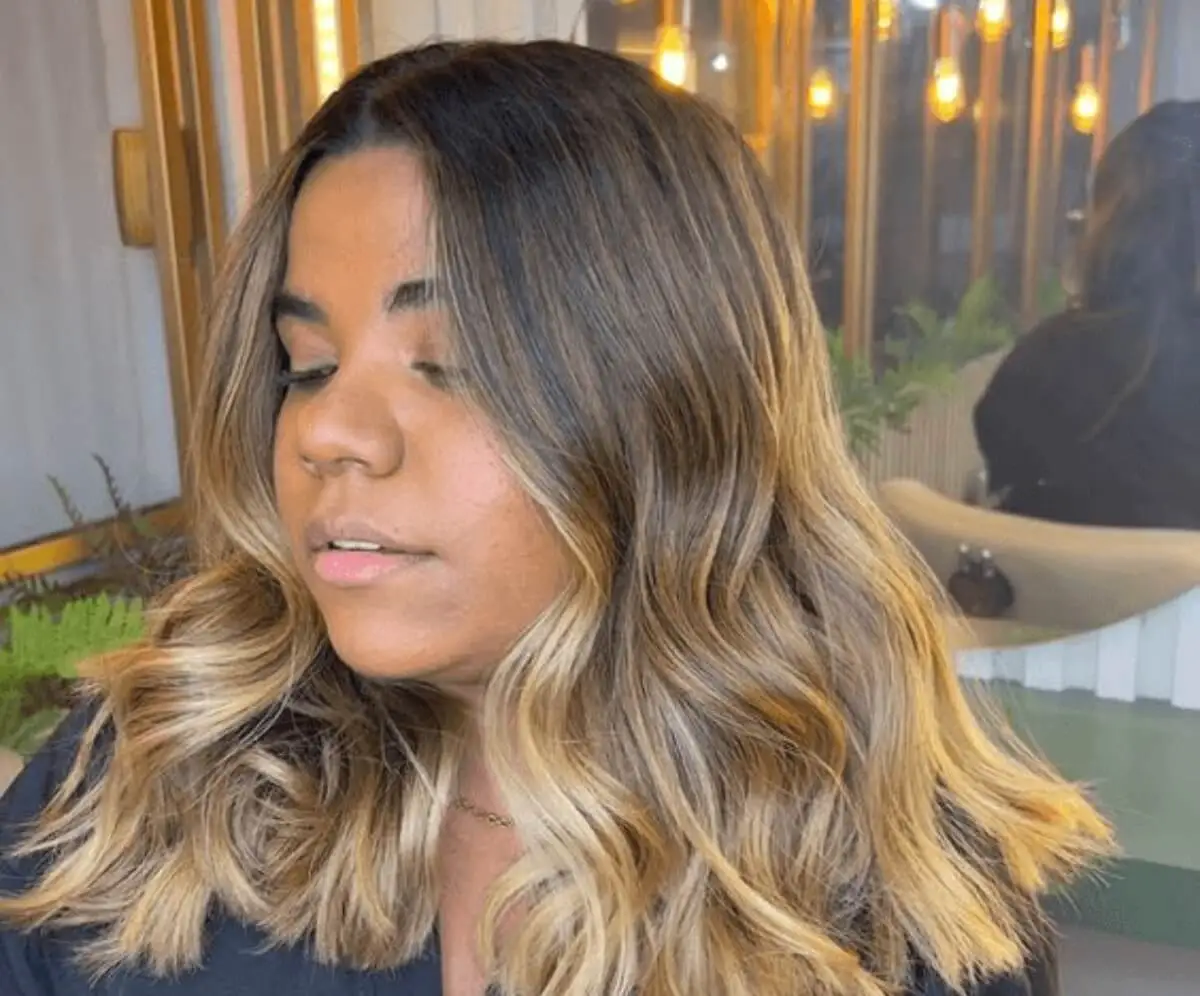 Mujer con mechas californianas.