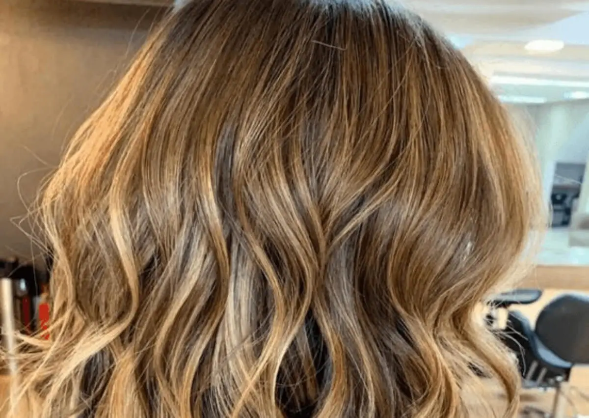 Pelo tono miel.