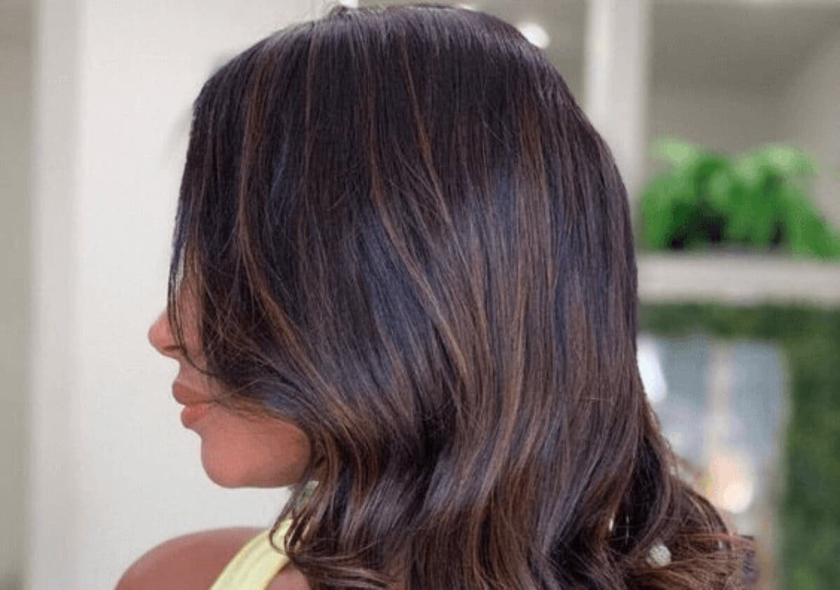Chica joven de perfil.
