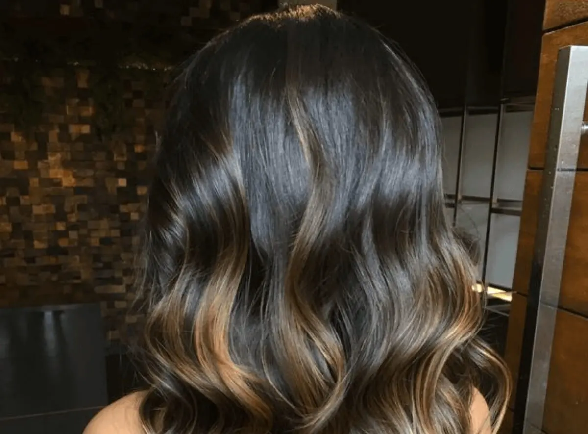 cabello negro y tonos claros.