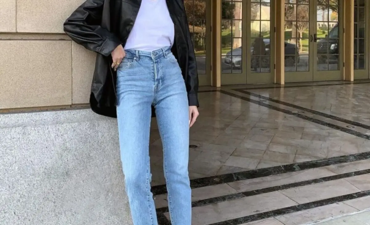 Jeans corte a la cintura.