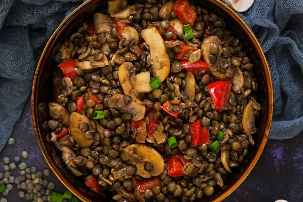 Guiso de hongos y lentejas.