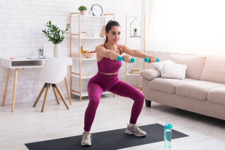 13 ejercicios con mancuernas para fortalecer el abdomen